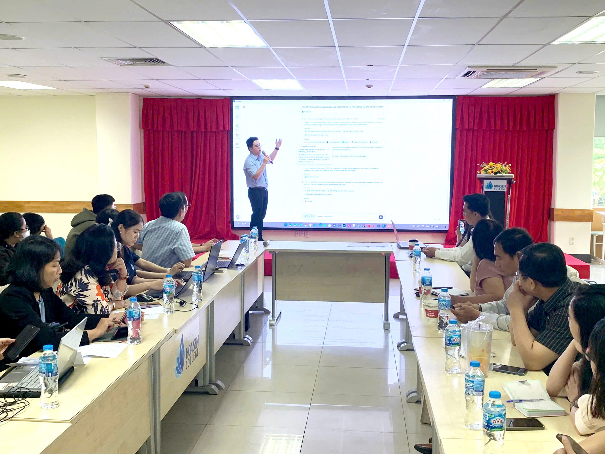 Tập huấn chuyên đề “Vận dụng AI trong công tác giảng dạy” tại Hoa Sen College