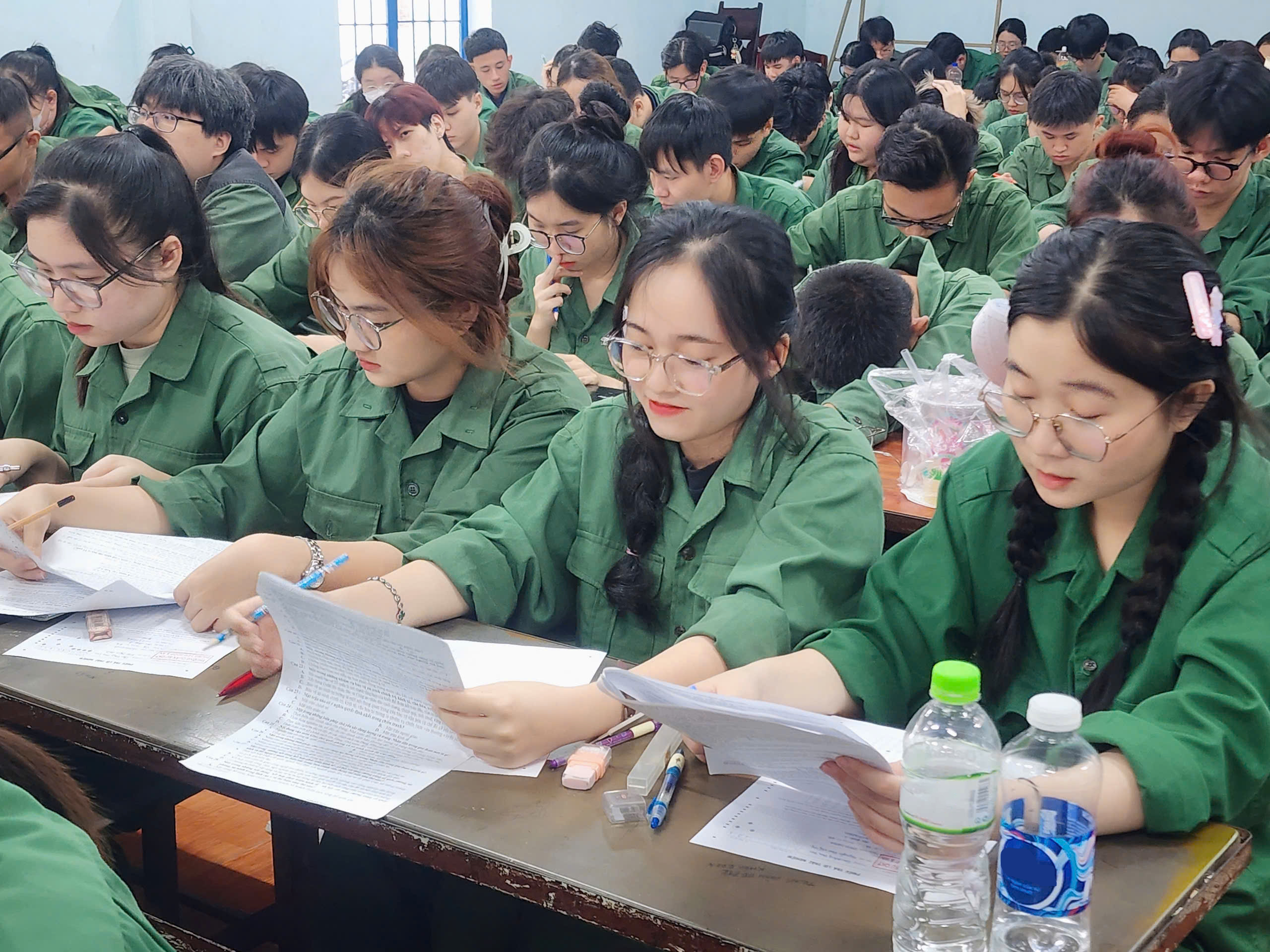 Học viên – Học sinh,  Sinh viên khóa 2024 bước vào chương trình học Giáo dục Quốc phòng – An ninh tại Trường Quân sự quân khu 7