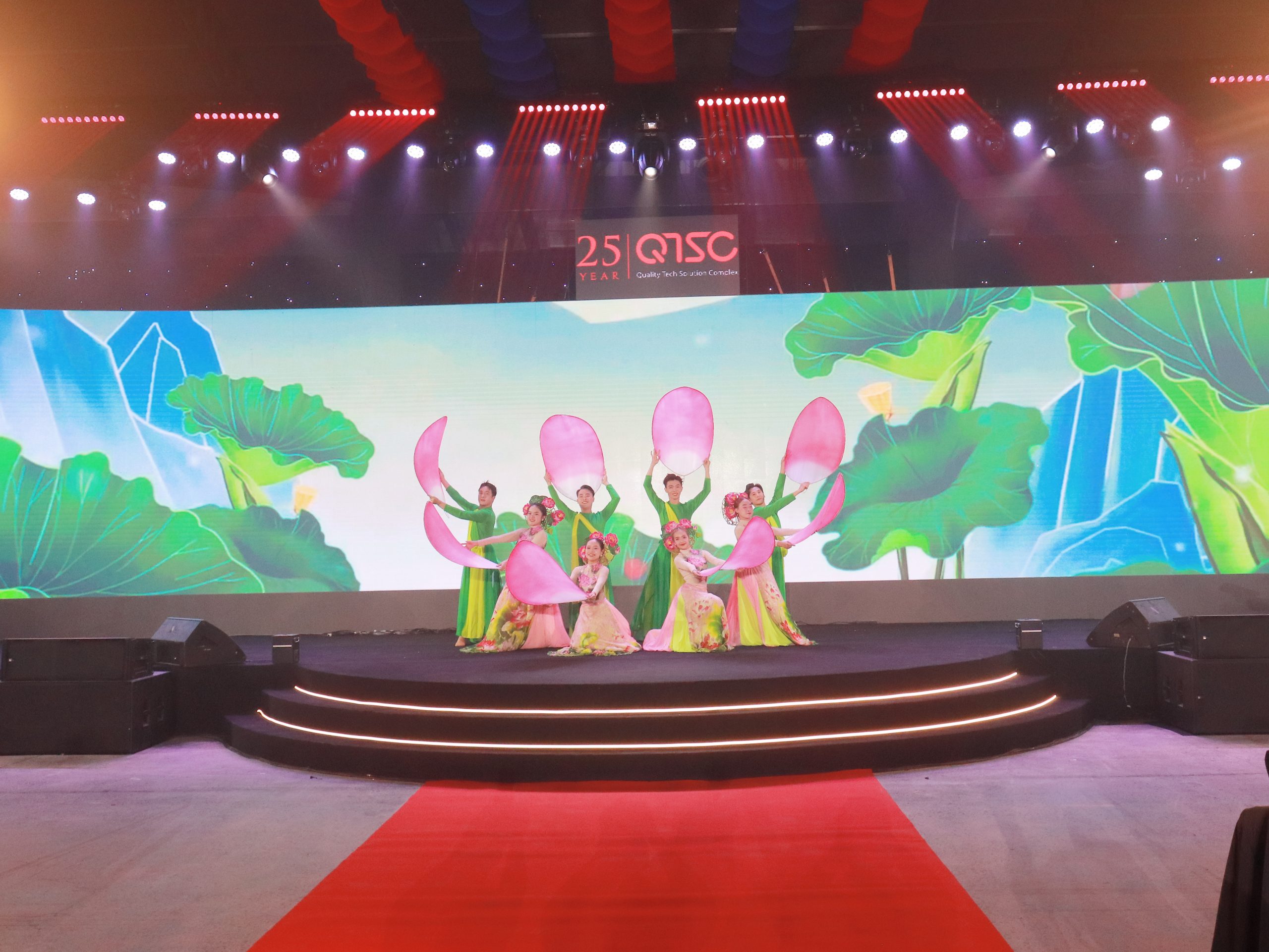 Mãn nhãn với “Dáng Sen”: Khi nghệ thuật sinh viên thăng hoa tại lễ kỷ niệm thành lập Công viên Phần mềm Quang Trung (QTSC)