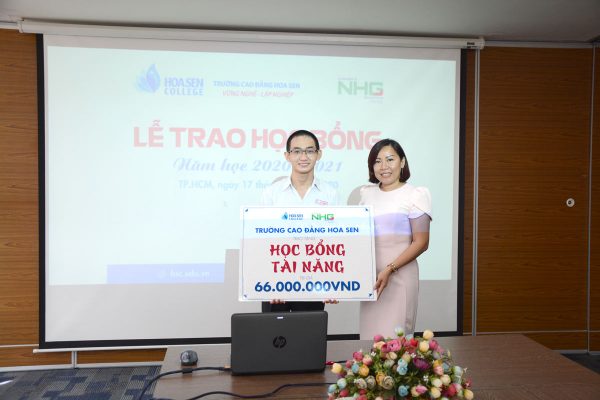 ThS. Nguyễn Thị Ngọc Quyên - Phó Hiệu trưởng Cao đẳng Hoa Sen trao suất học bổng toàn phần trị giá 66.000.000 triệu đồng cho em Đặng Vĩnh Tiến, học sinh trường THPT Cần Giuộc, Long An