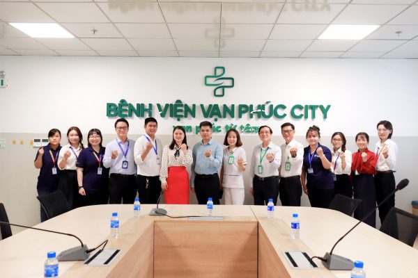Sinh viên Hoa Sen College thực tập tại Bệnh viện Vạn Phúc City: Bước chuyển từ Giảng đường đến môi trường Y tế thực tế